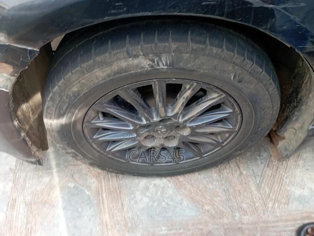 Toyota Avensis 2011 Black