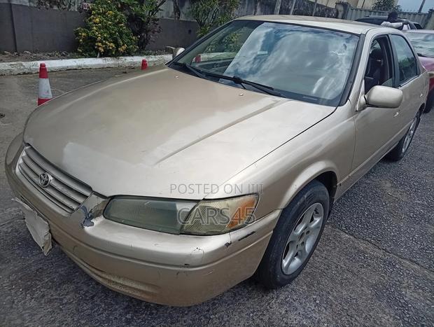 Toyota Camry 1998 Gold