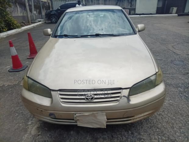 Toyota Camry 1998 Gold