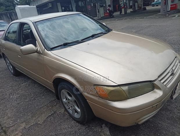 Toyota Camry 1998 Gold