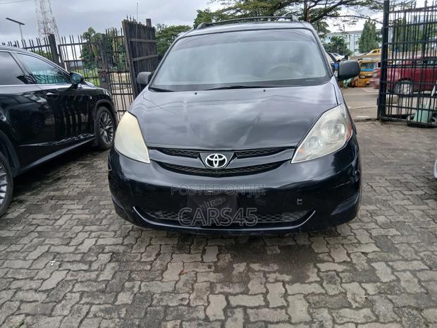 Toyota Sienna LE 2009 Black
