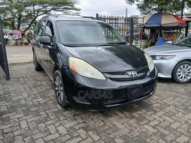 Toyota Sienna LE 2009 Black