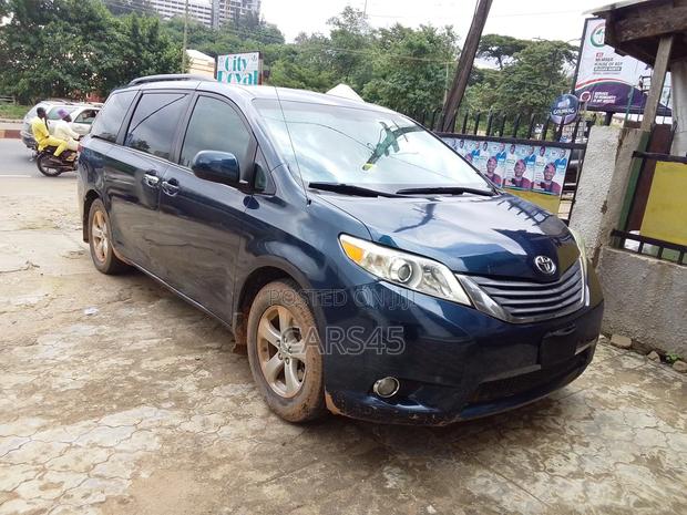 Toyota Sienna 2011 Blue