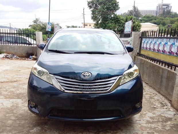 Toyota Sienna 2011 Blue