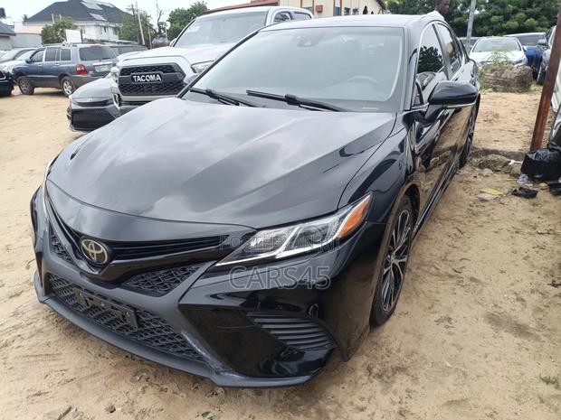 Toyota Camry SE FWD (2.5L 4cyl 8AM) 2018 Black