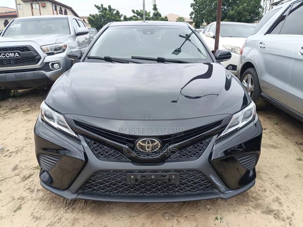 Toyota Camry SE FWD (2.5L 4cyl 8AM) 2018 Black