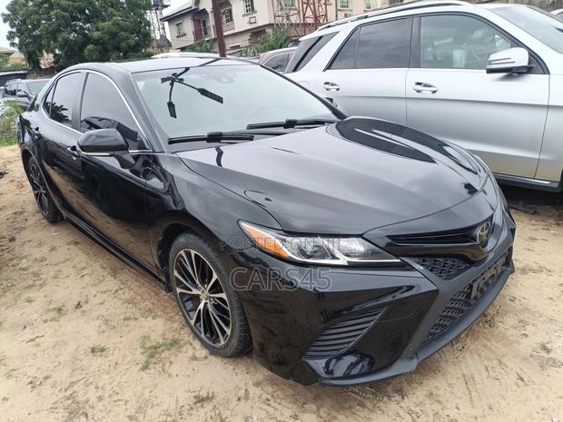 Toyota Camry SE FWD (2.5L 4cyl 8AM) 2018 Black