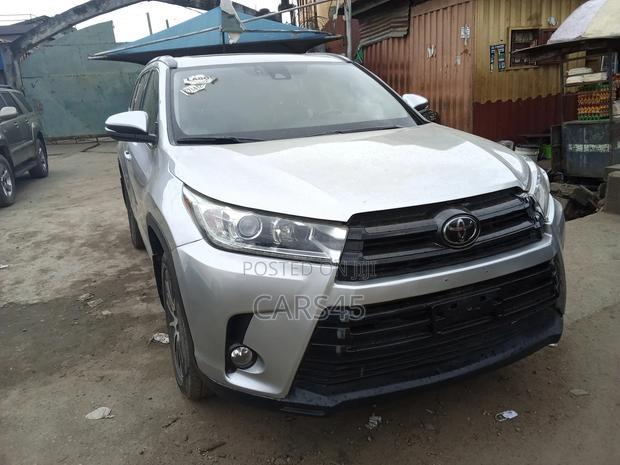 Toyota Highlander SE 4x4 V6 (3.5L 6cyl 8A) 2018 Silver