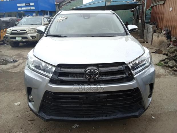 Toyota Highlander SE 4x4 V6 (3.5L 6cyl 8A) 2018 Silver