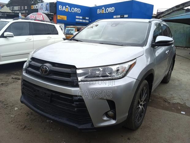 Toyota Highlander SE 4x4 V6 (3.5L 6cyl 8A) 2018 Silver