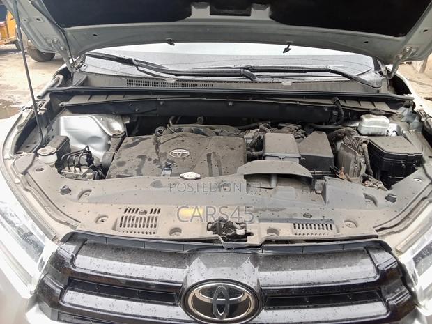Toyota Highlander SE 4x4 V6 (3.5L 6cyl 8A) 2018 Silver