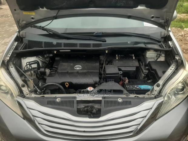 Toyota Sienna 2011 Silver
