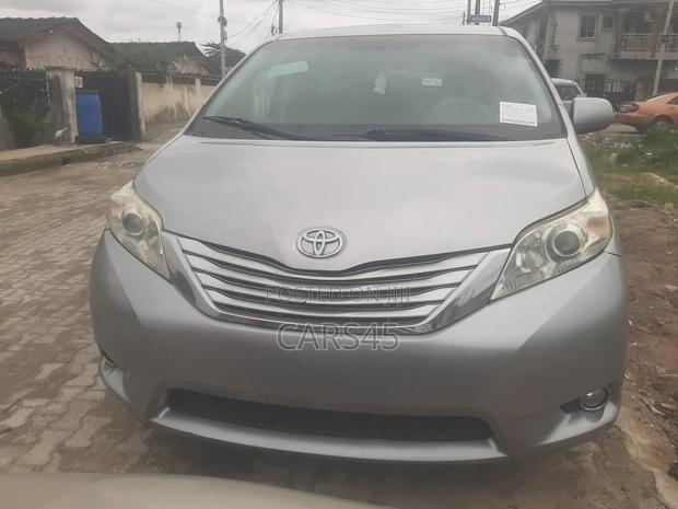 Toyota Sienna 2011 Silver