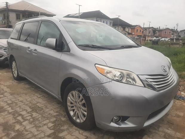 Toyota Sienna 2011 Silver
