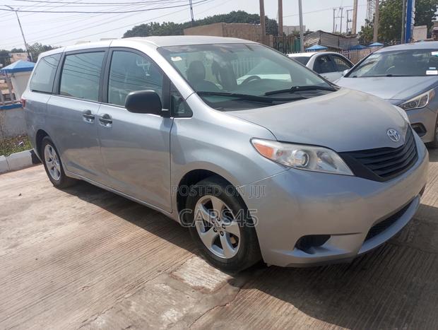 Toyota Sienna 2016 Silver