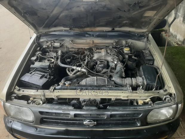 Nissan Pathfinder 1998 Gold