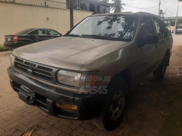 Nissan Pathfinder 1998 Gold