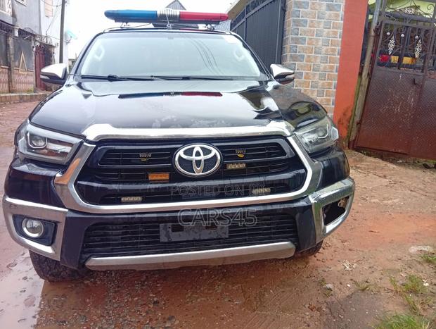 Toyota Hilux 2016 Black