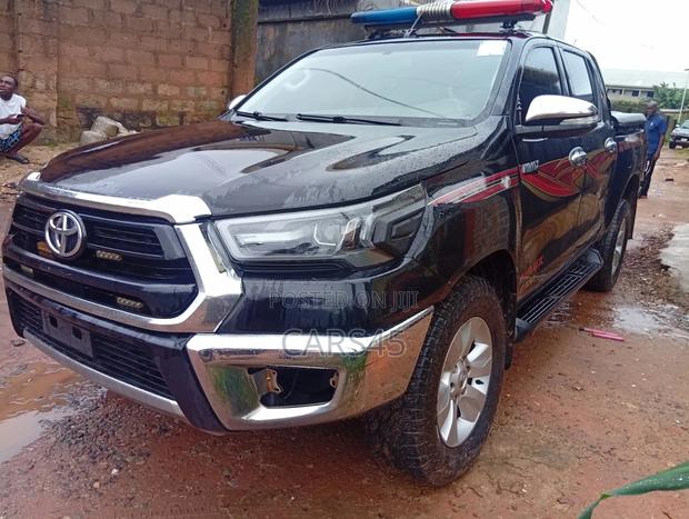 Toyota Hilux 2016 Black