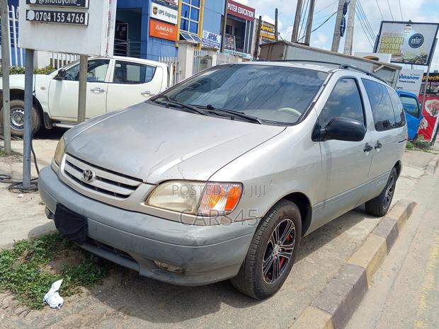 Toyota Sienna 2001 Silver