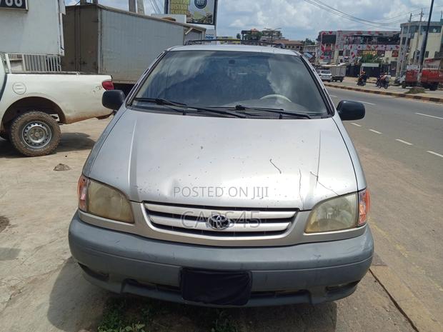 Toyota Sienna 2001 Silver