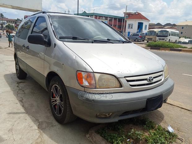 Toyota Sienna 2001 Silver