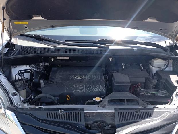 Toyota Sienna 2012 Silver