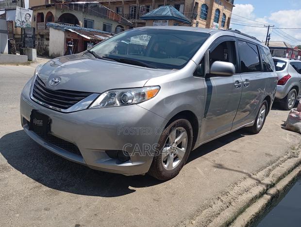Toyota Sienna 2012 Silver