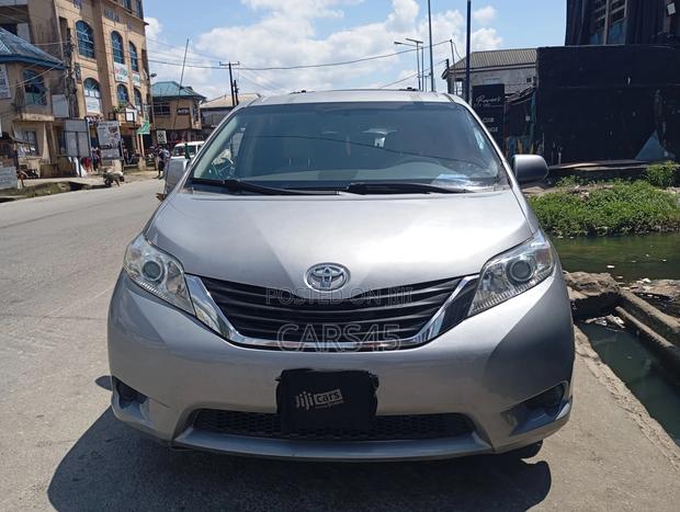 Toyota Sienna 2012 Silver