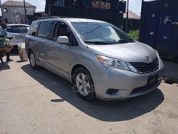 Toyota Sienna 2012 Silver