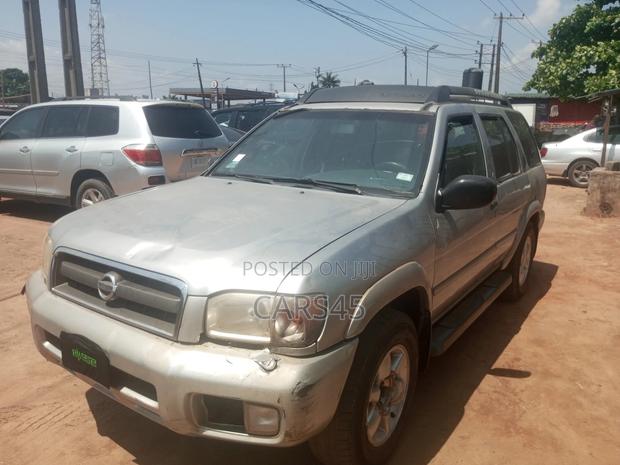 Nissan Pathfinder 2000 Silver