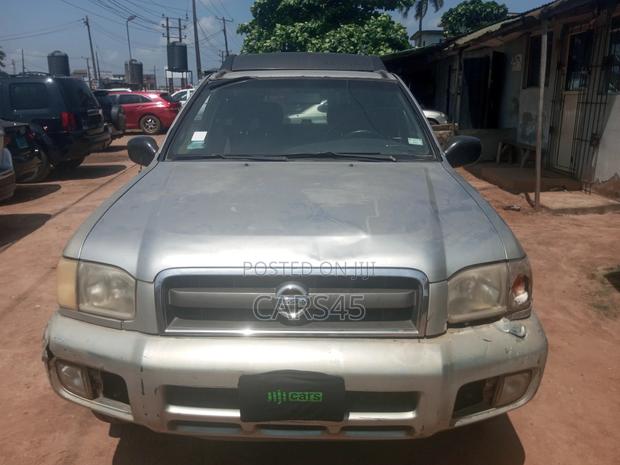 Nissan Pathfinder 2000 Silver