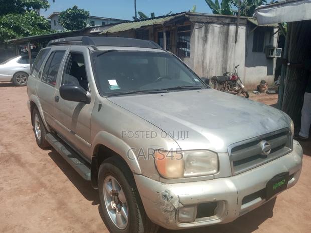 Nissan Pathfinder 2000 Silver