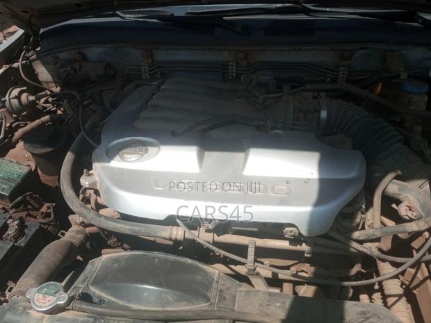 Nissan Pathfinder 2000 Silver