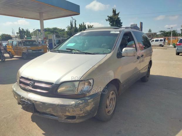 Toyota Sienna 2001 Silver