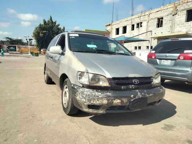 Toyota Sienna 2001 Silver