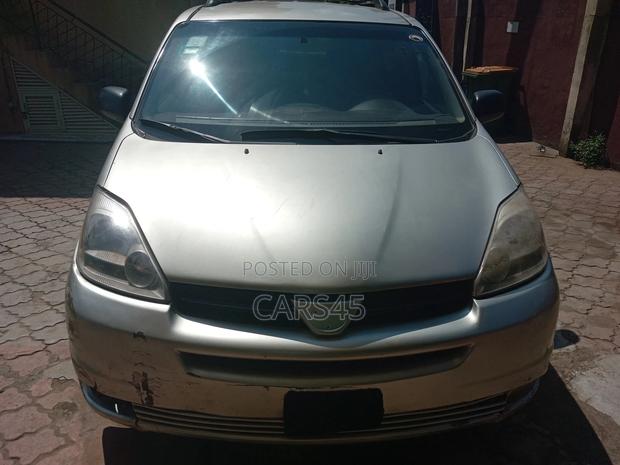 Toyota Sienna 2004 Gold