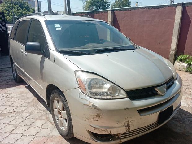 Toyota Sienna 2004 Gold