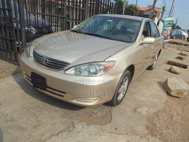 Toyota Camry 2005 Gold