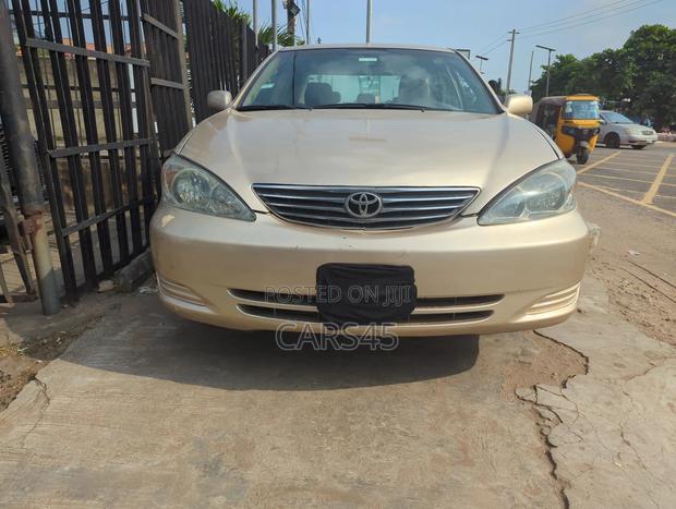 Toyota Camry 2005 Gold