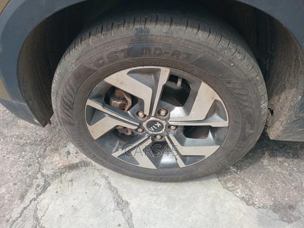 Kia Sonet 2021 Gold