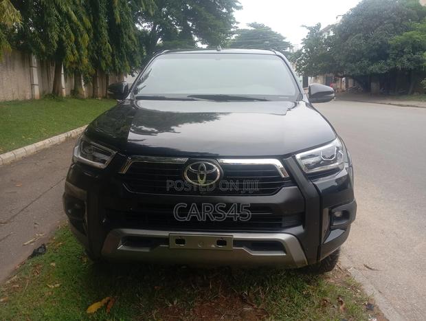 Toyota Hilux 2024 Black