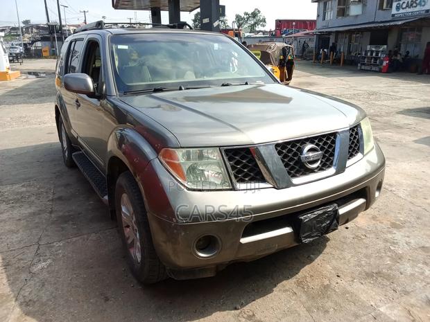 Nissan Pathfinder XE 4x4 2005 Gray