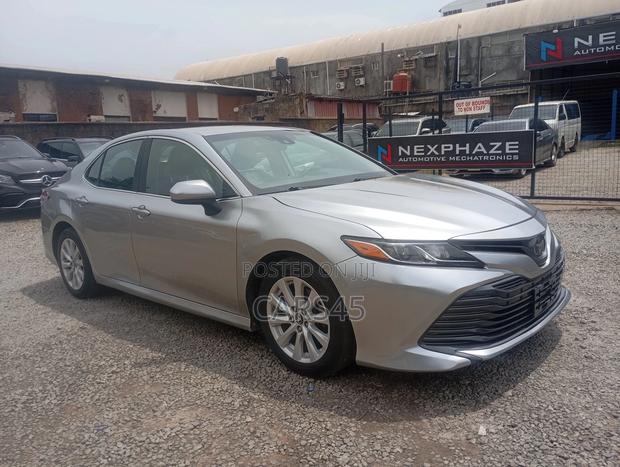 Toyota Camry 2018 Silver