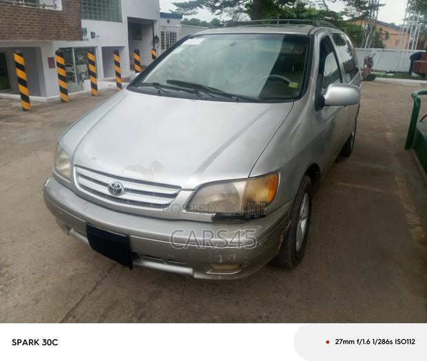 Toyota Sienna 2001 Silver