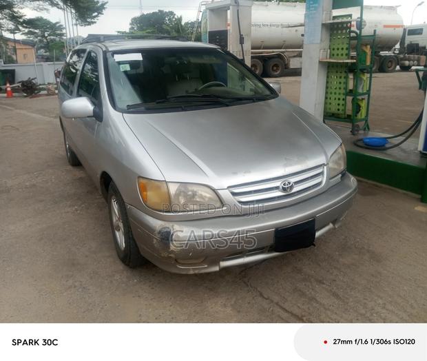 Toyota Sienna 2001 Silver