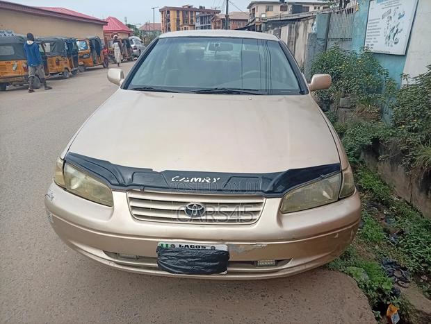 Toyota Camry 1998 Gold