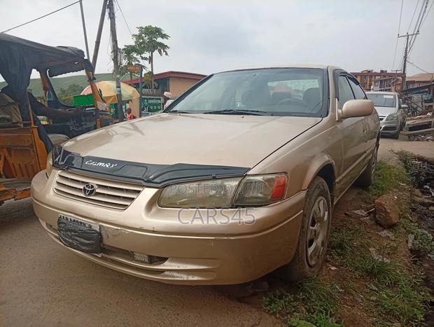 Toyota Camry 1998 Gold