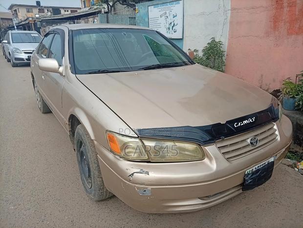 Toyota Camry 1998 Gold