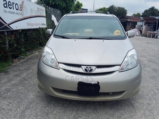 Toyota Sienna XLE AWD 2008 Gold